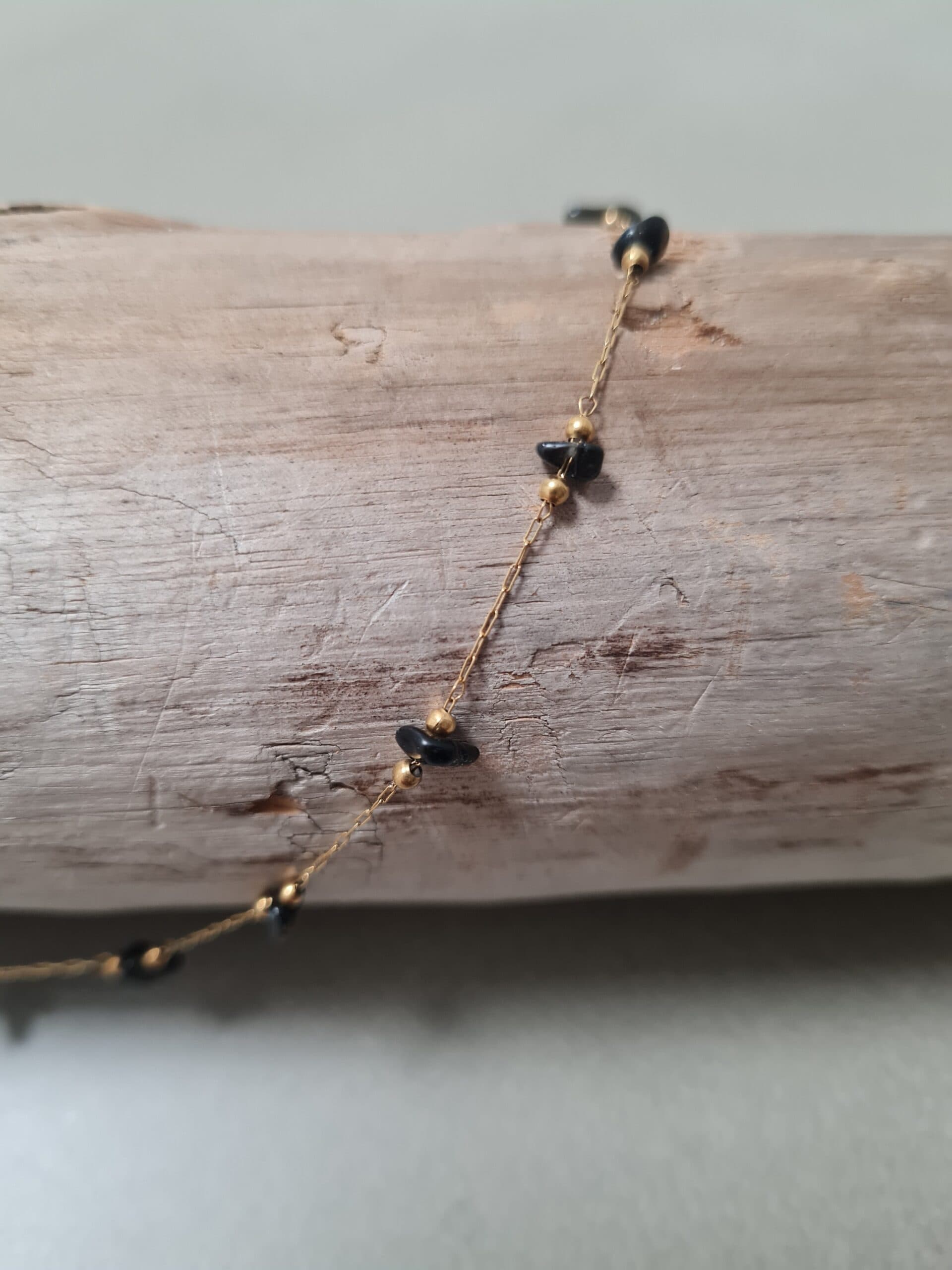 Ketting goud met zwarte steentjes