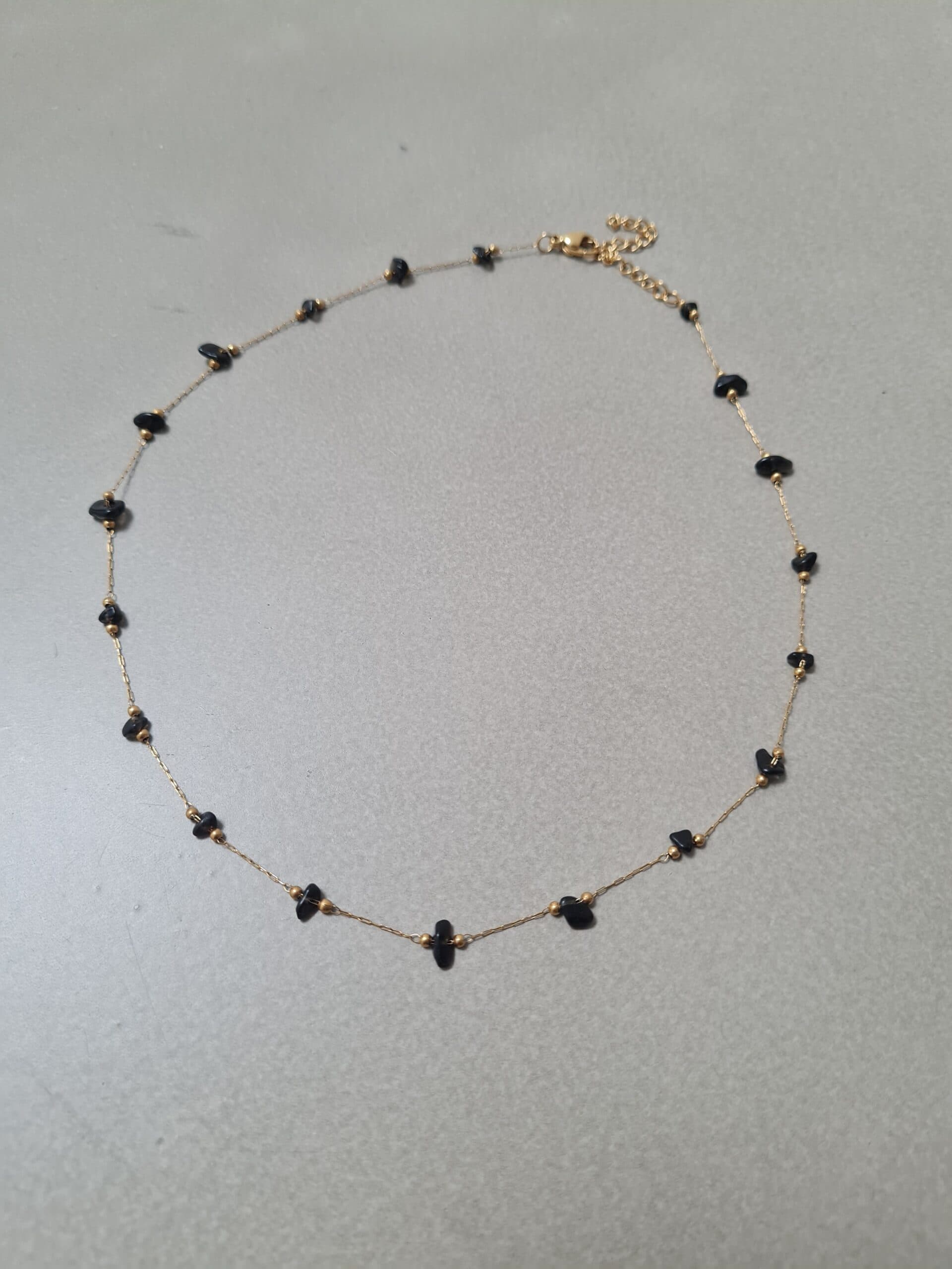 Ketting goud met zwarte steentjes