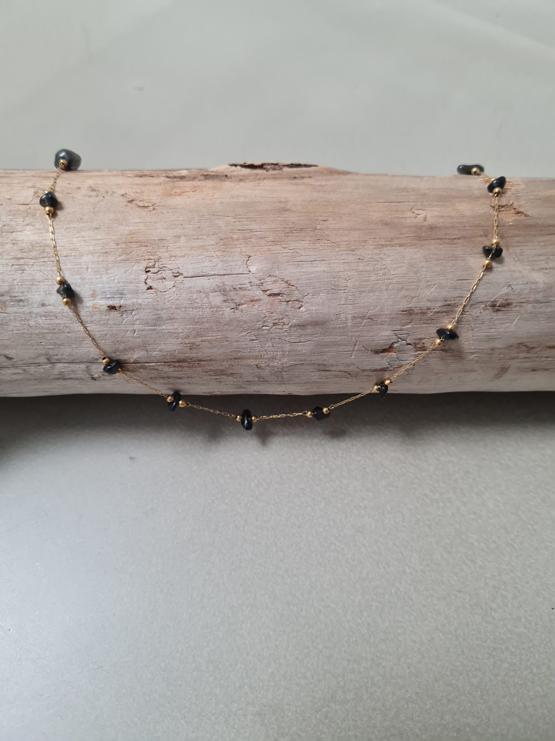 Ketting goud met zwarte steentjes