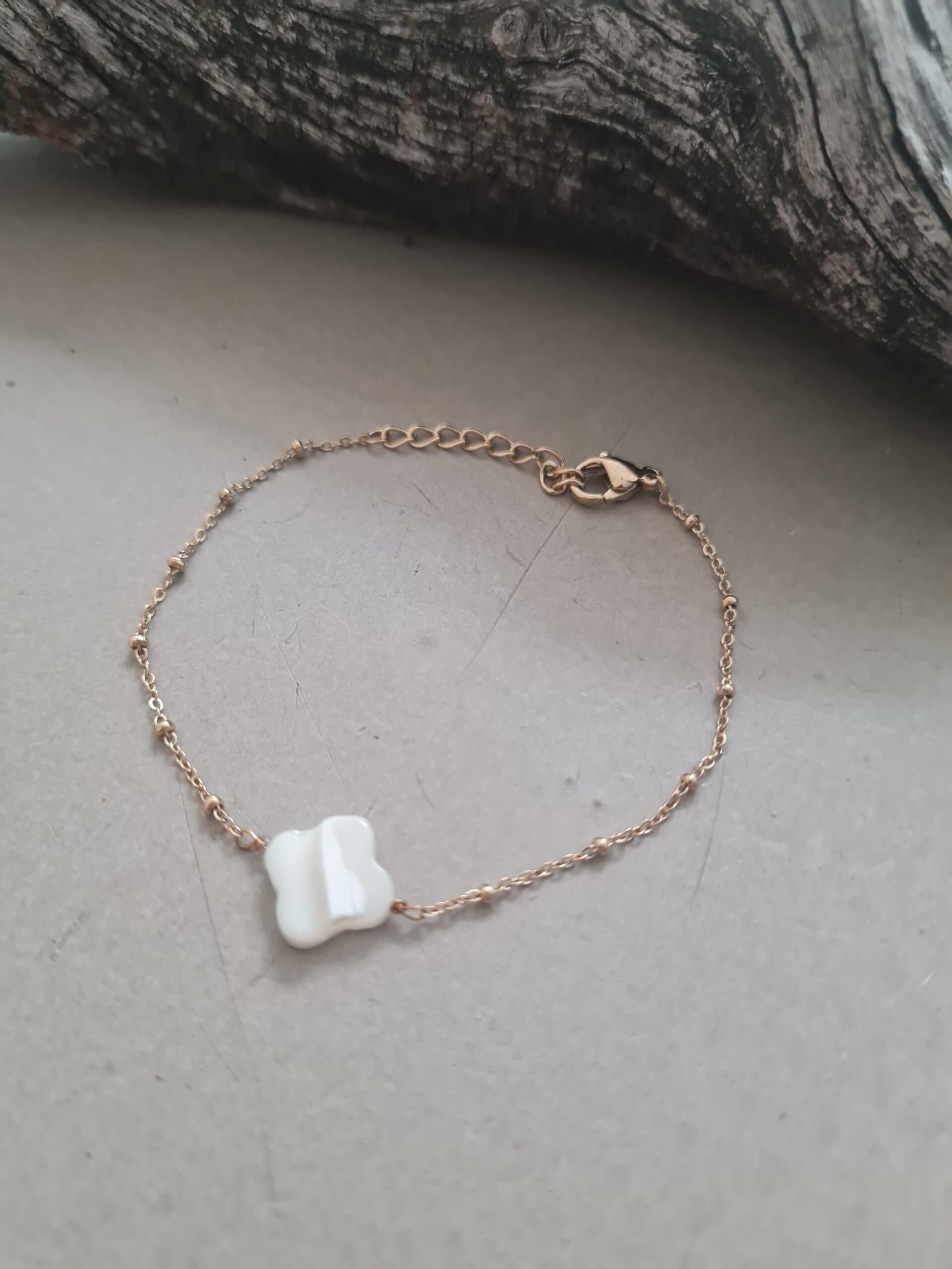 Armband goud met wit bloem kraal