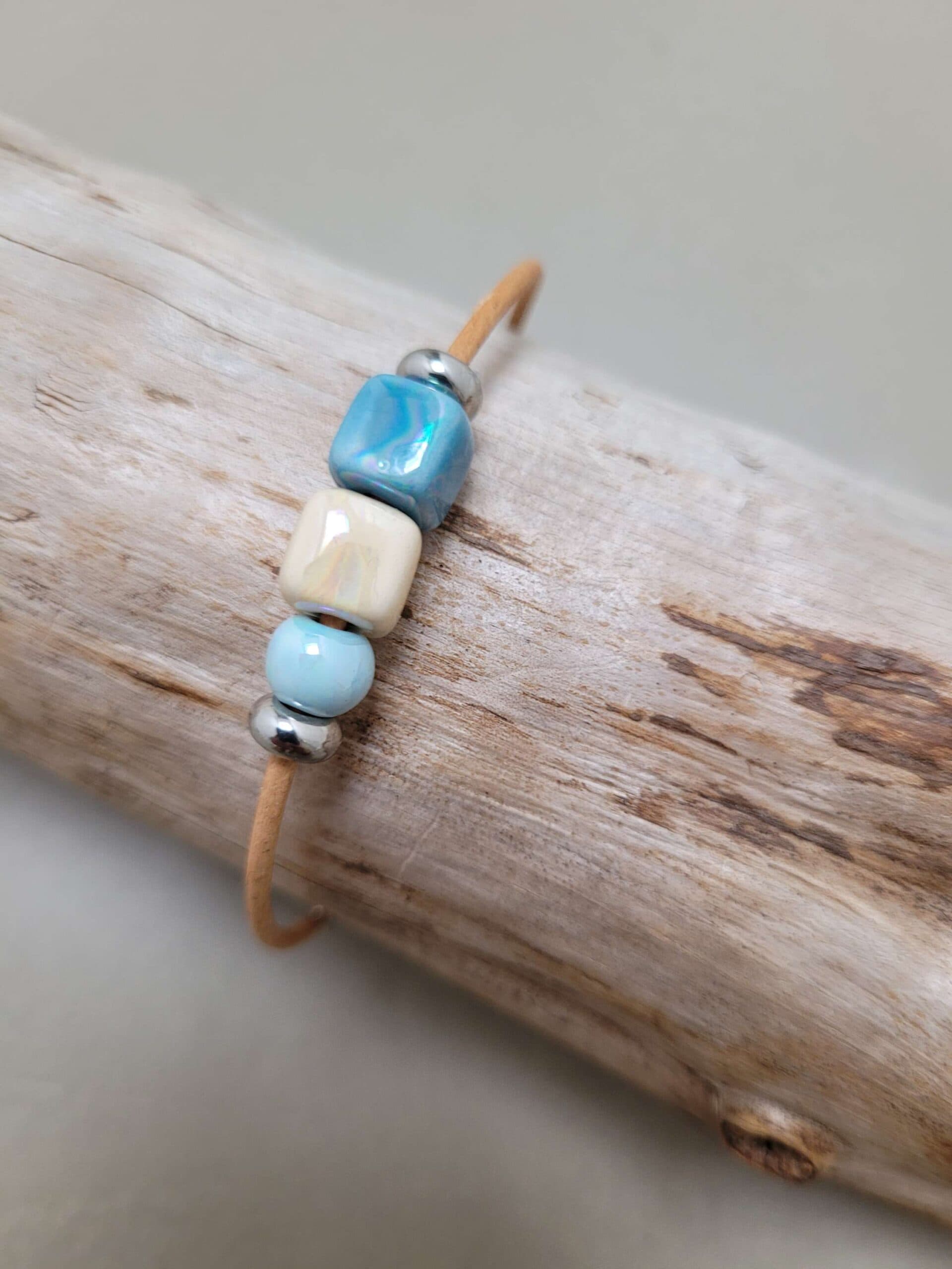 Armband leer met 3 natuurstenen