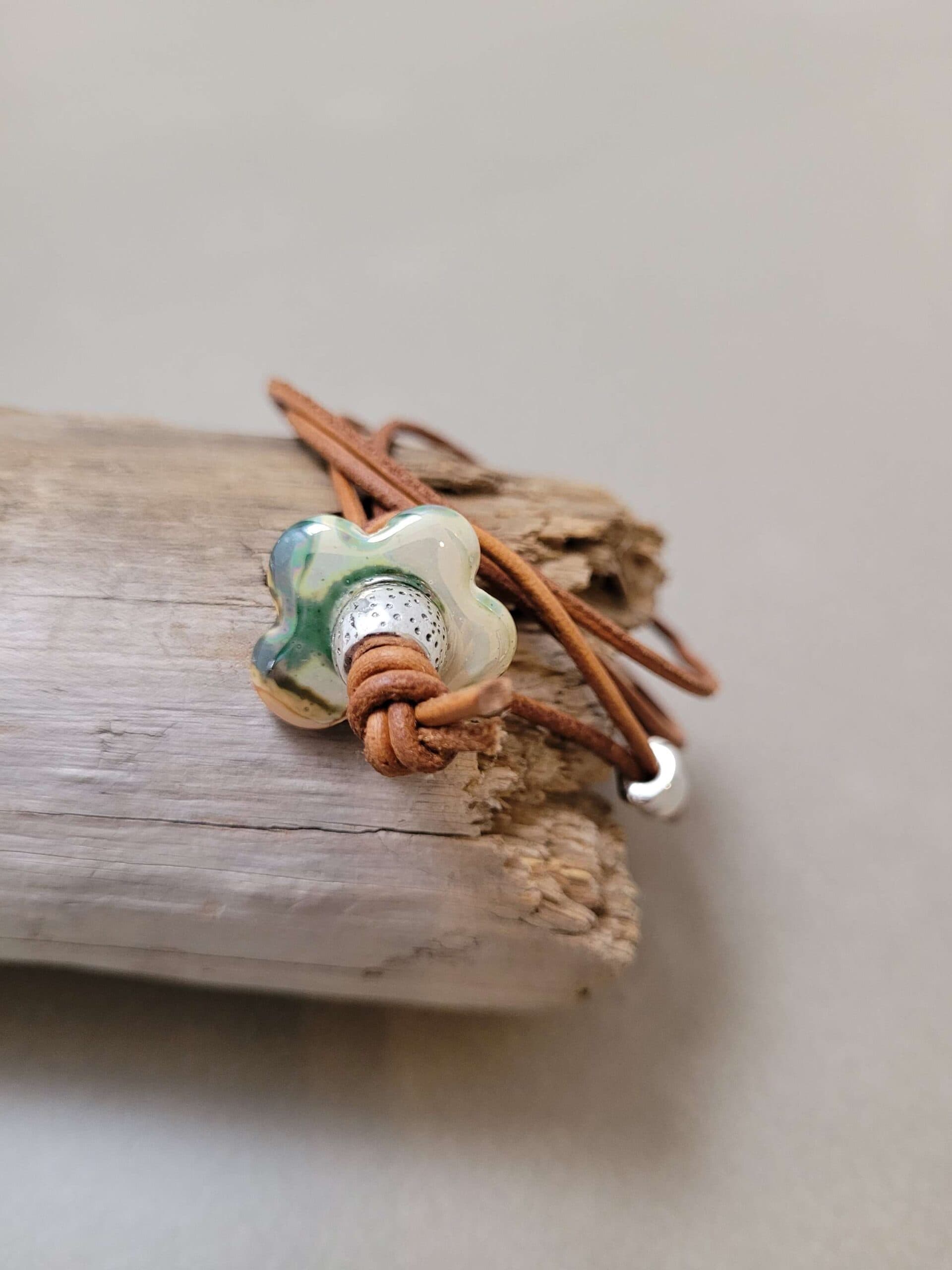 Armband leer met natuursteen bloem groen