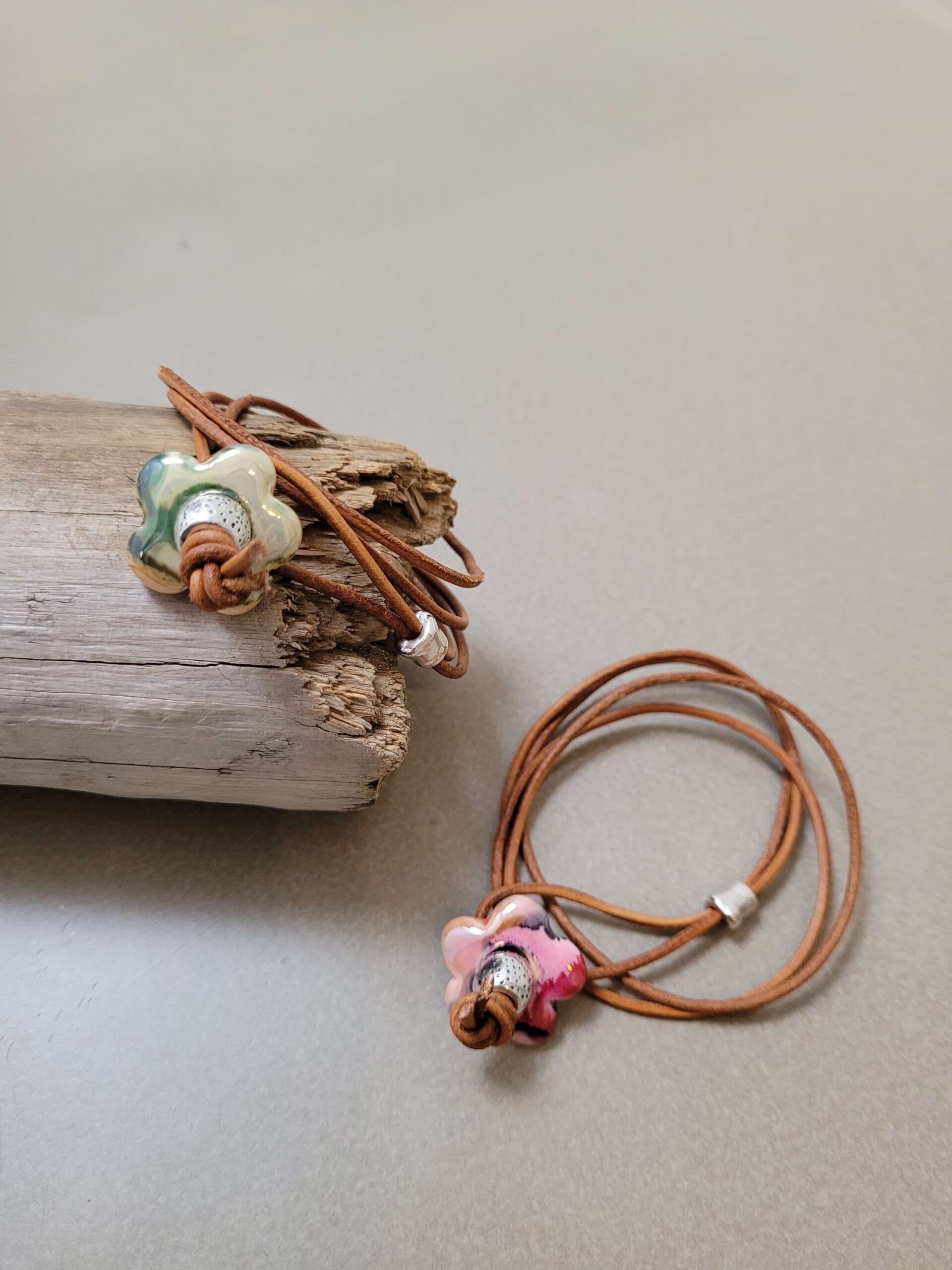 Armband leer met natuursteen bloem roze