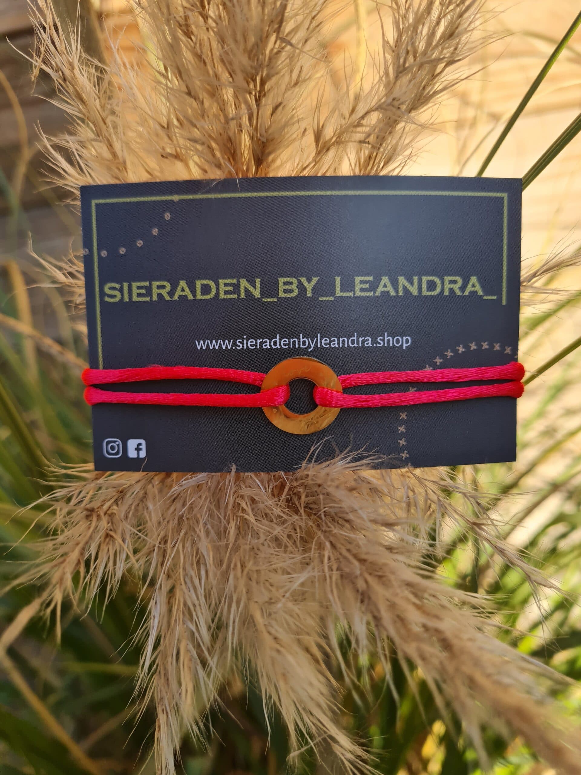 Armband met gouden ring Love