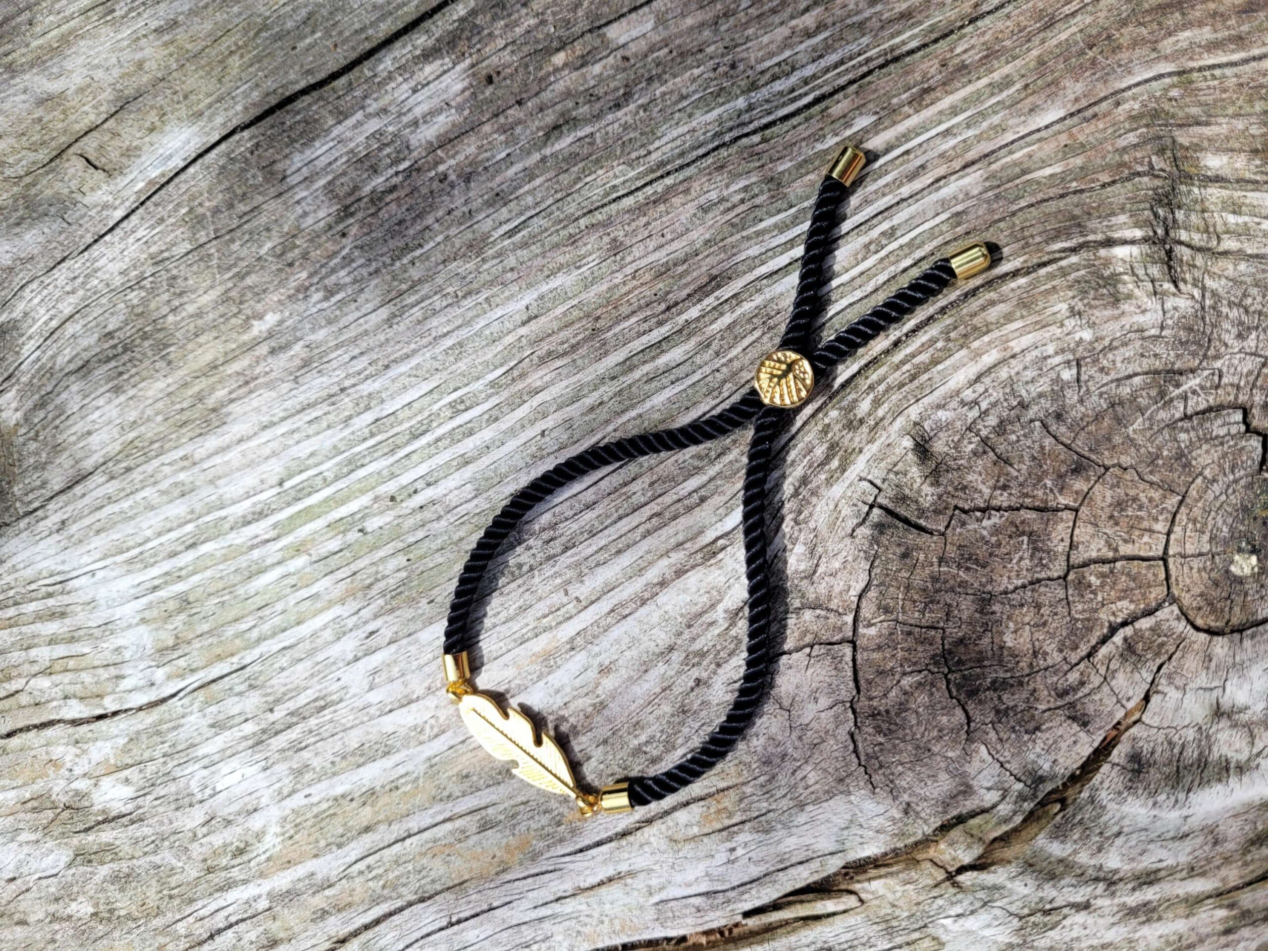 Armband met gouden veer