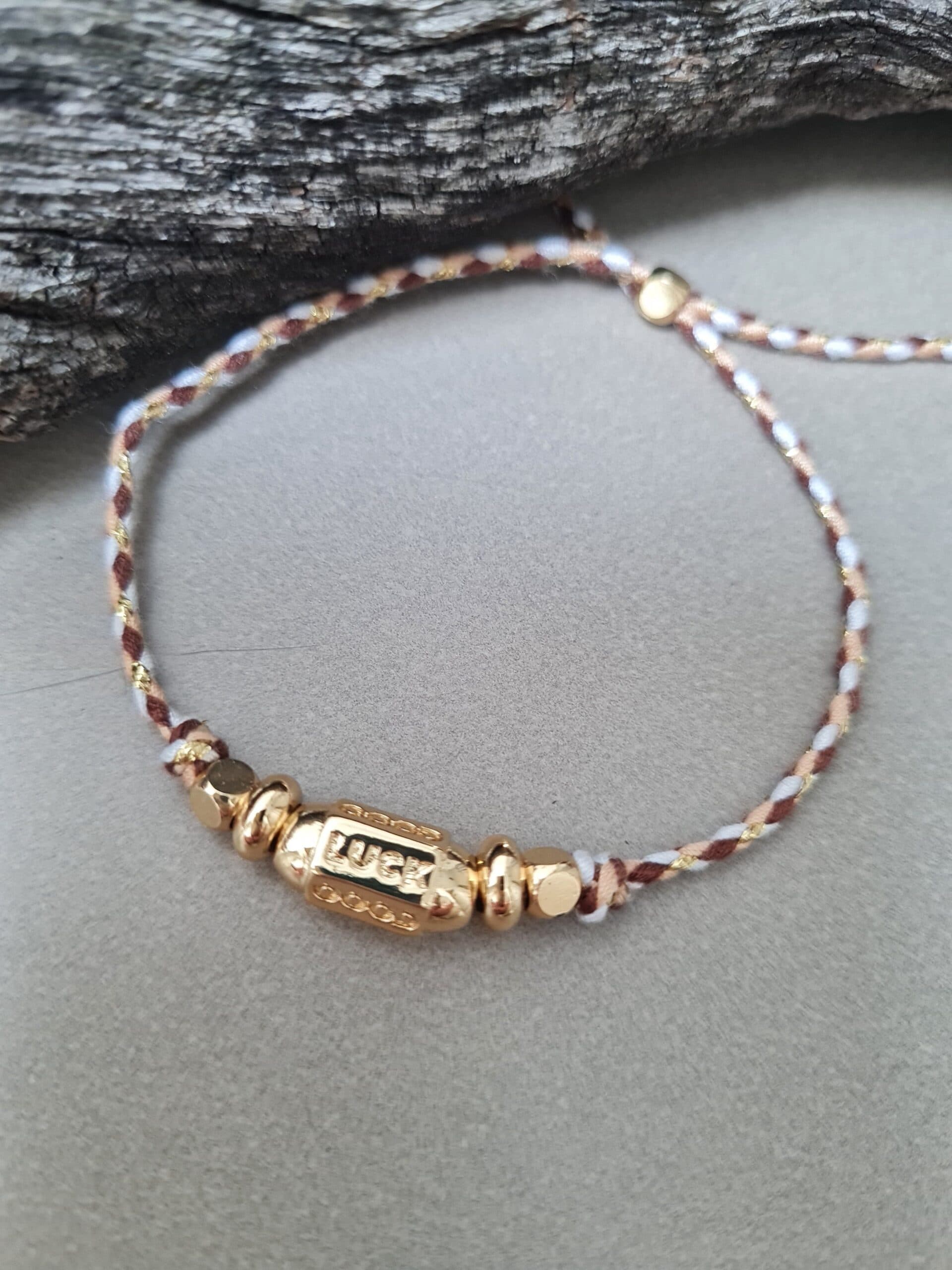 Armband met koordje en gouden bedel