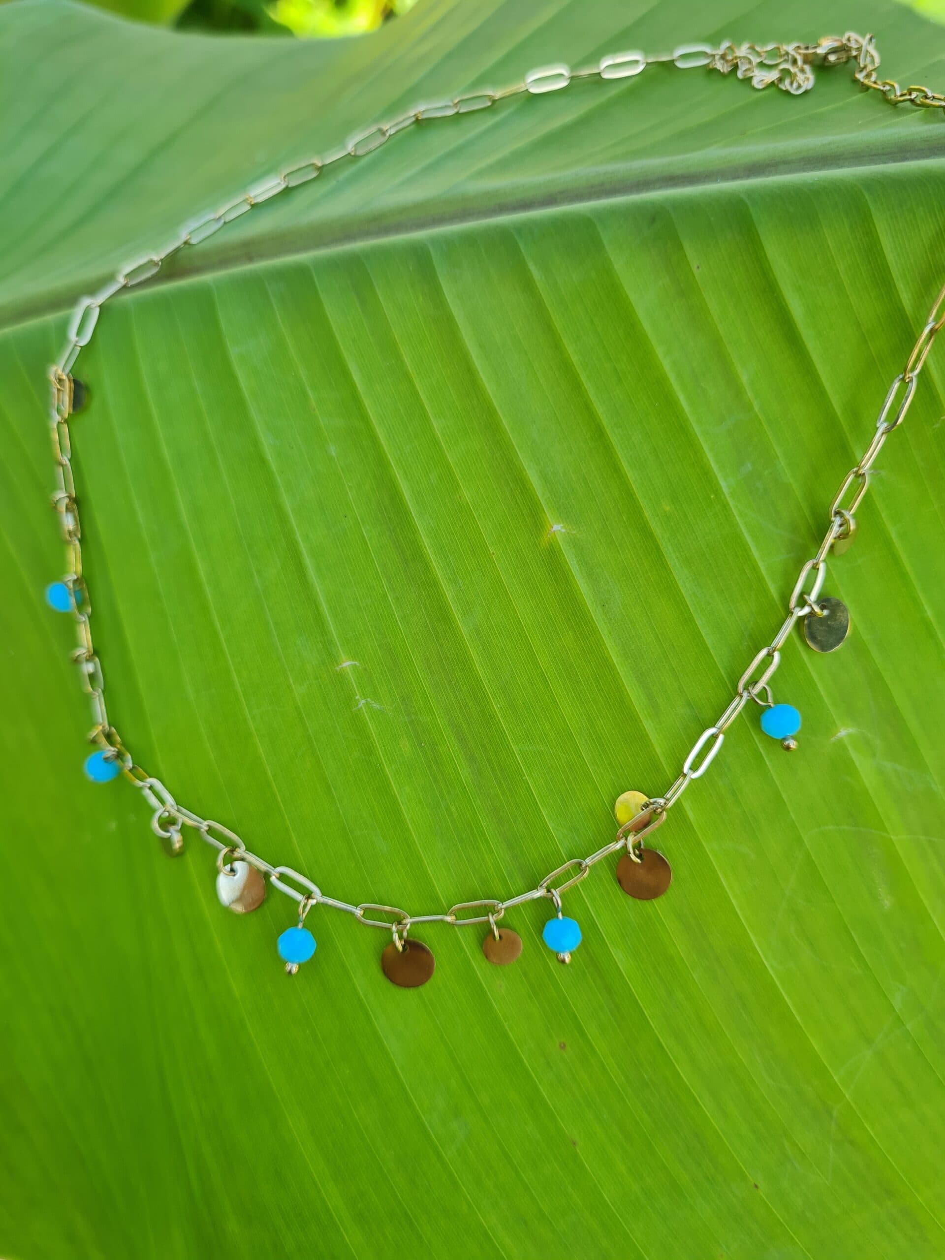Ketting goud met blauwe bedeltjes