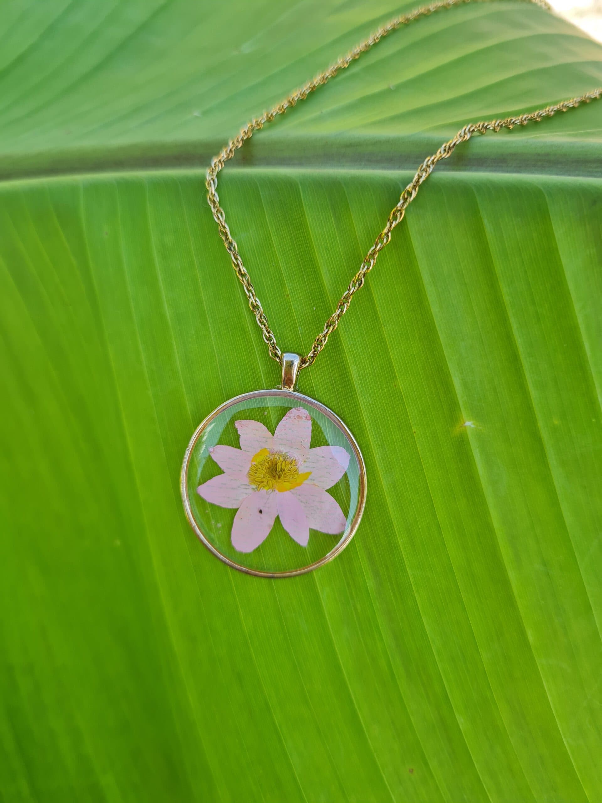 Ketting goud, met echte bloem.