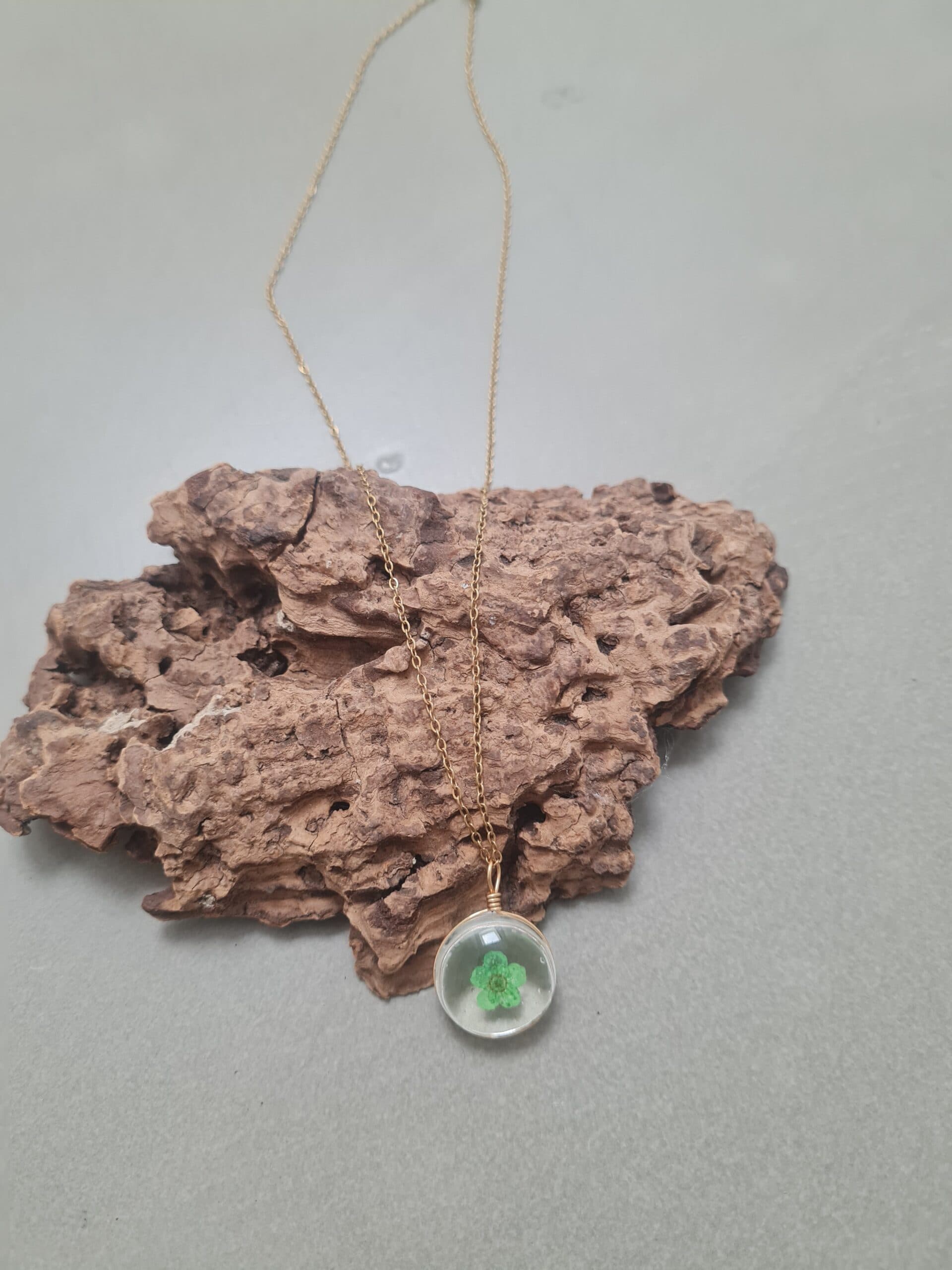 Ketting met klaver in glasbol
