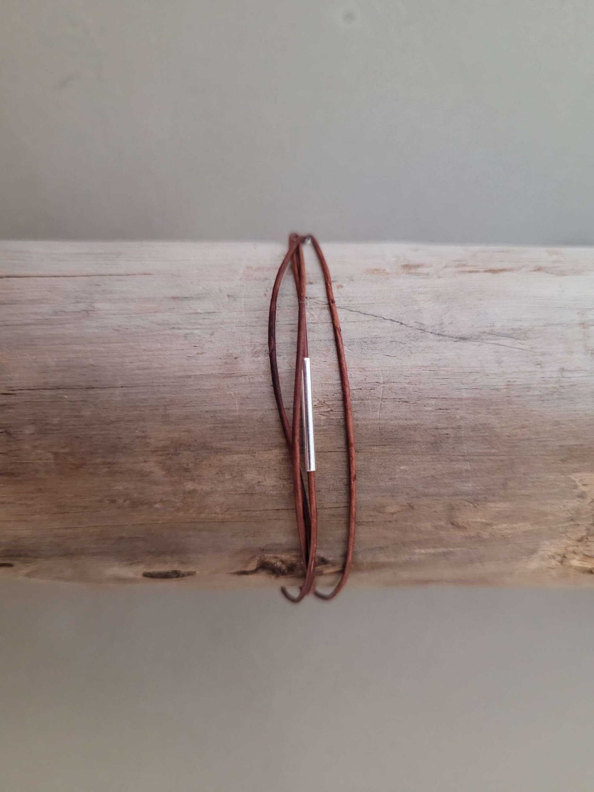 Leren armbandje met echt zilveren buisje (925)