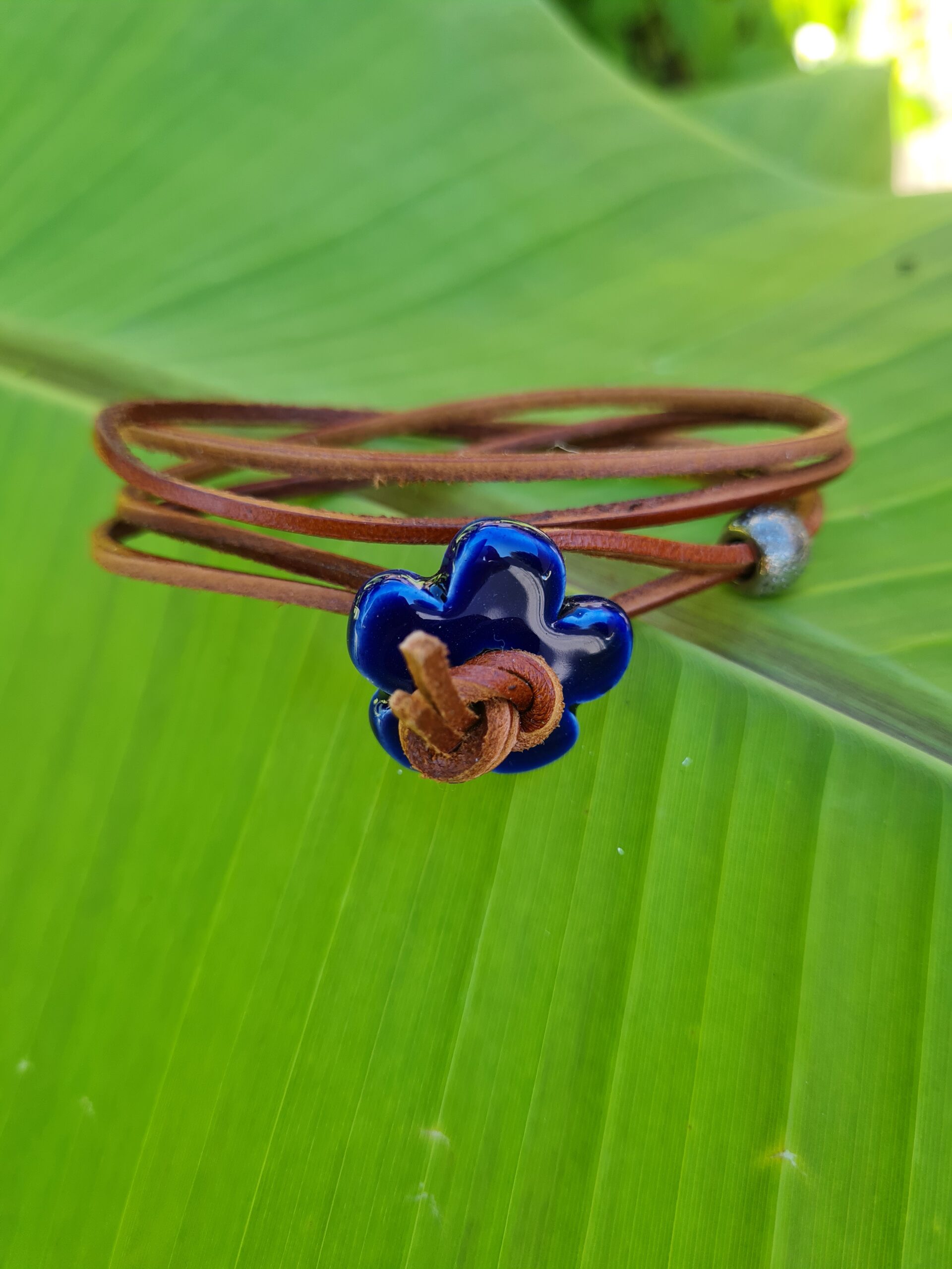 Omslagarmband groot bloem blauw