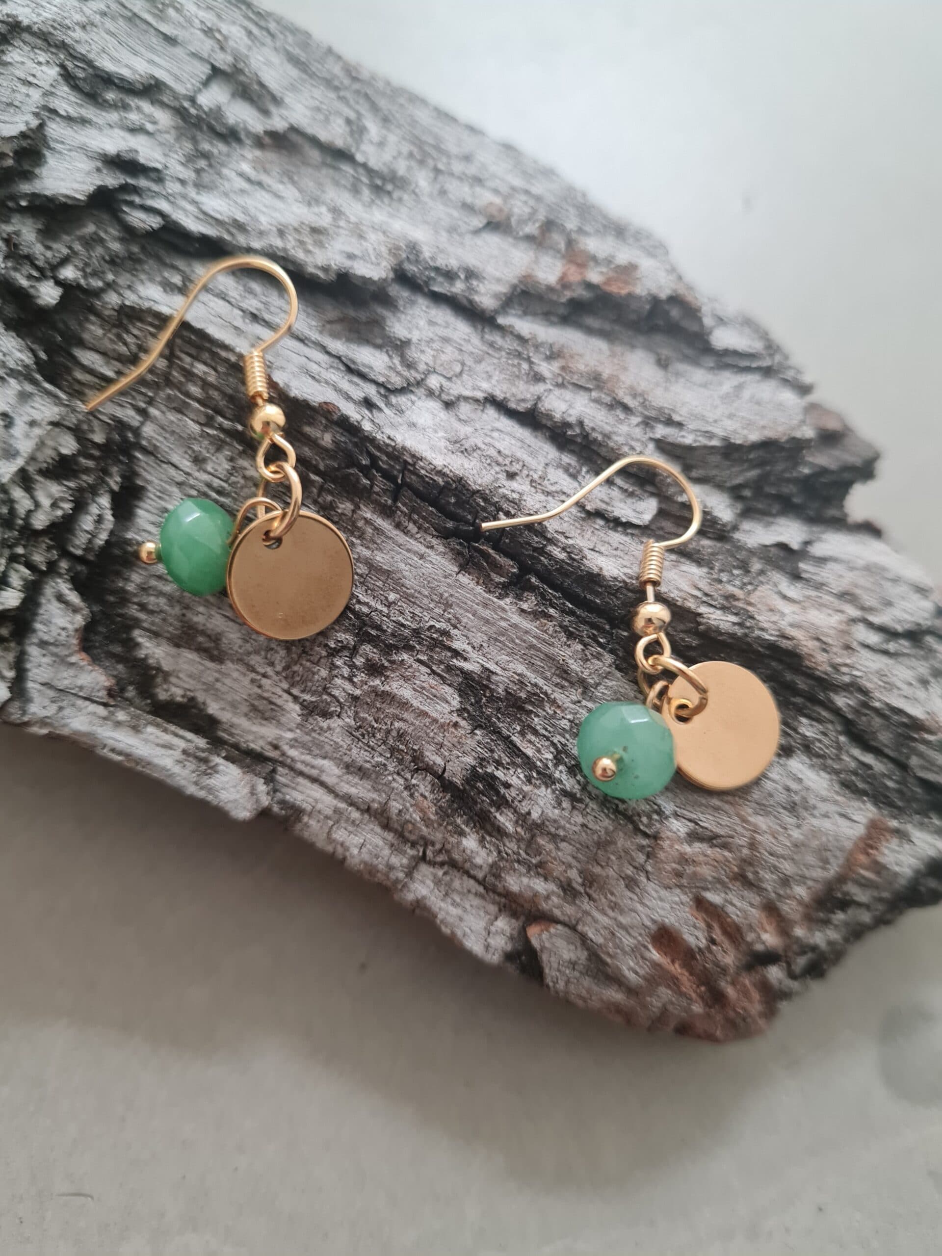 Oorbel goud met bedeltje en groene kraal